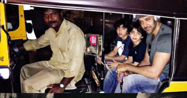 बेटों के साथ रितिक ने लिया ऑटो सवारी का आनंद