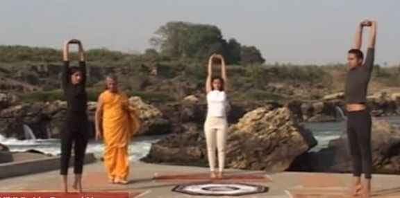 लम्बाई के लिए बच्चों सिखाएं ‘ताड़ासन’