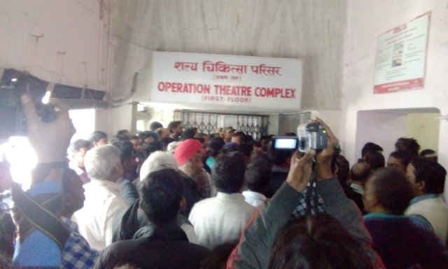 धनबाद गोलीकांड : डिप्टी मेयर मिशन अस्पताल रेफर, पुलिस ने मंगवाया गैस कटर तब खोला गेट