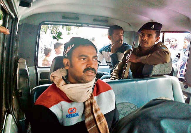 भू-अर्जन कार्यालय और दों बैंकों में निगरानी का छापा