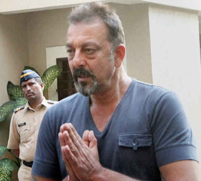 संजय दत्त की रिहाई के खिलाफ HC में याचिका दायर