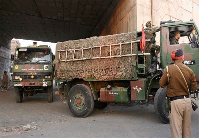 पठानकोट हमला : एयरबेस में लाइट्स से हुई थी छेड़छाड़, एक कर्मचारी हिरासत में