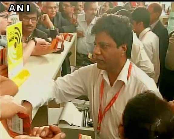 एयर इंडिया की फ्लाइट 4 घंटे देर, यात्रियों ने किया जमकर हंगामा