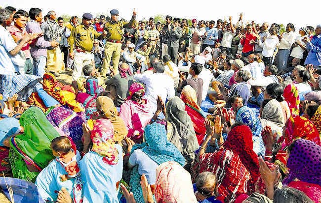 उग्रवादियों ने काम रोका, तो हम मार देंगे