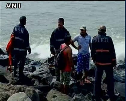 सेल्फी लेने के चक्कर में समुद्र में डूबे लड़का-लड़की