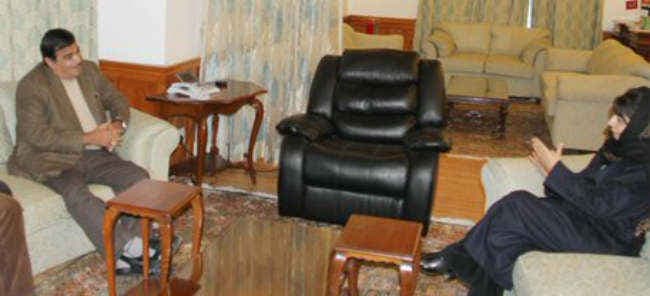 महबूबा से मिले गडकरी, मुफ्ती के निधन पर शोक जताया