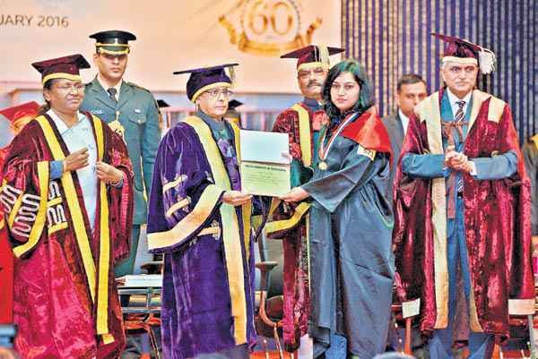 नौकरी चाहने नहीं, देनेवाले बनें : राष्ट्रपति डॉ प्रणब मुखर्जी