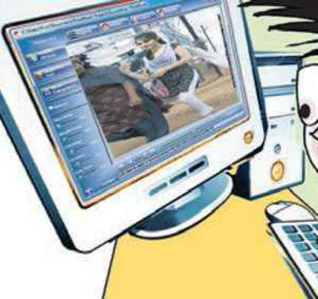 फेसबुक पर छात्राओं की डालीं अश्लील तसवीरें, कॉल गर्ल तक बना दिया