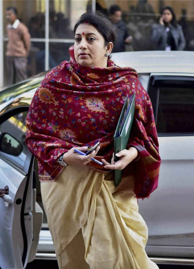 यूपी : क्या केंद्रीय मंत्री स्मृति ईरानी ने दी उल्टे झंडे को सलामी?