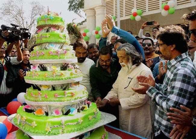 शिबू सोरेन ने कंबल वितरण कर, तो बाबूलाल ने मिठाई बांटकर मनाया जन्मदिन