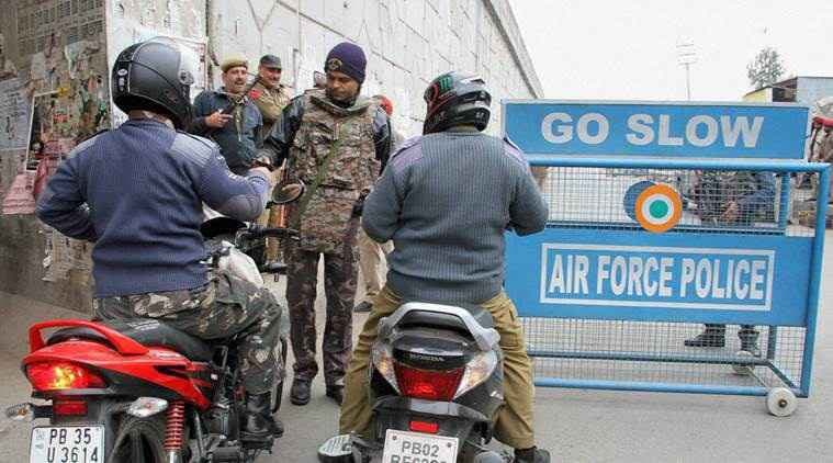 पठानकोट एयरबेस पर मिले AK 47 के मैगजीन, मोबाइल फोन व अन्य सामान