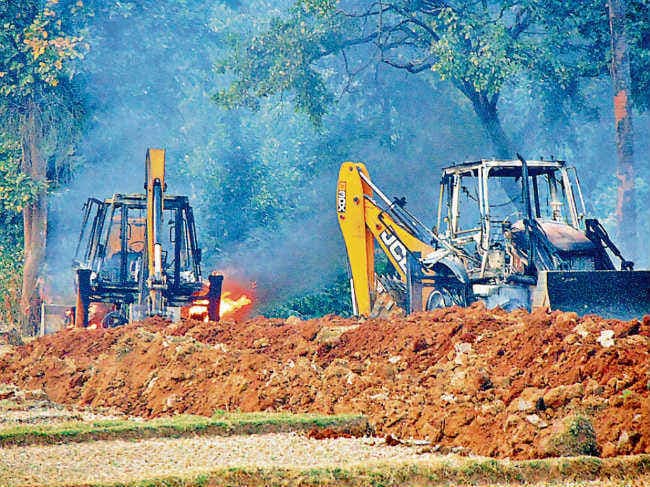 दुमका में नक्सलियों ने फूंकी पांच जेसीबी