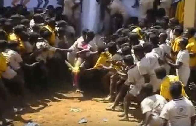 सुप्रीम कोर्ट ने तमिलनाडु में जल्लीकट्टू खेल पर लगाई रोक