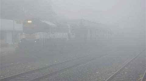 दिल्ली में दिखा कोहरे का असर, 71 ट्रेनें रद्द