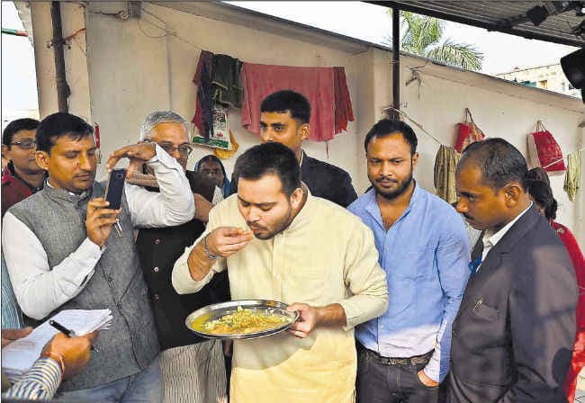छात्रावास के औचक निरीक्षण पर पहुंचे तेजस्वी, छात्राओं के लिए बने भोजन की खुद चख कर की जांच