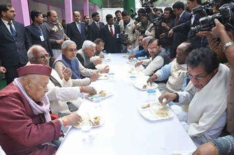 बिहार : सियासत में चूड़ा-दही का सामूहिक भोज
