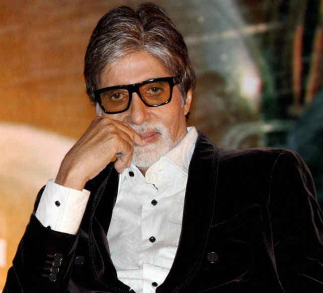 बच्चों के सा‍थ फुटबॉल खेलते हुए यादों में खो गए बिग बी