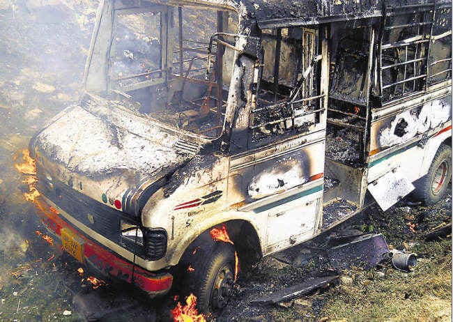 बिहार : यात्रियों से भरी बस पलटी, 5 मरे, लोगों ने फूंक दी बस