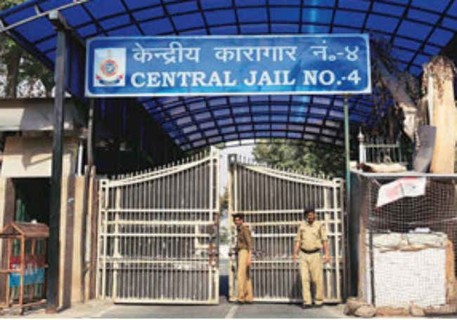 तिहाड़ जेल : कैदी ने की खुदकुशी करने की कोशिश, फिर फरार हो गया, पकड़ा गया