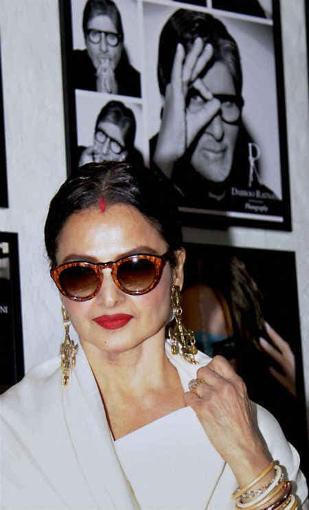 क्‍यों अमिताभ को देख थम गये रेखा के कदम ? देखें वीडियो