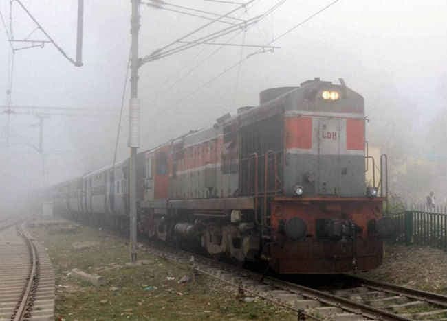 उत्तर भारत में कोहरे की वजह से 70 ट्रेने रद्द