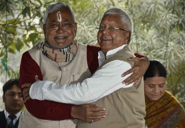 मकर संक्रांति : लालू ने लगाया दही का टीका, नीतीश बाेले- बड़े भाई का आशीर्वाद