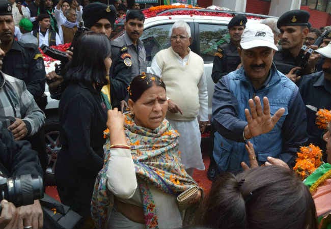 राबड़ी का RSS पर हमला, बूढ़ा-बूढ़ा हाफ पैंट पहनते हैं खराब नहीं लगता