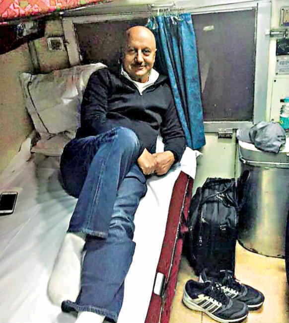 अनुपम खेर ट्रैफिक जाम में फंसे, बाइक पर सवार होकर पहुंचे रेलवे स्टेशन, फिर भी छूटी ट्रेन