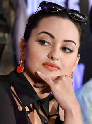 VIDEO: सोनाक्षी ने की ट्विटर पर वापसी, ''हसीना'' के बारे में किया अपडेट!