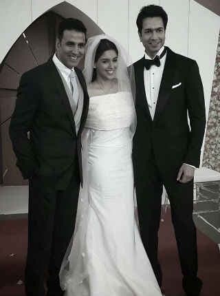 VIDEO : एक दूसरे के हुए राहुल-असिन, अक्षय भी थे मौजूद