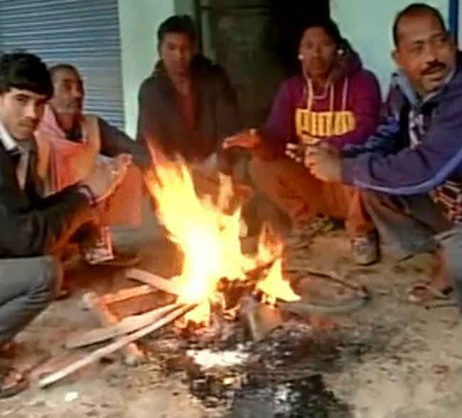 उत्तर भारत में शीतलहर जारी, घर में दुबके लोग