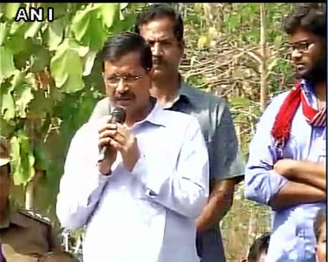 रोहित वेमुला खुदकुशी मामला : हैदराबाद पहुंचे केजरी, कहा मोदी के मंत्री की इंट्री के बाद पलट गया मामला