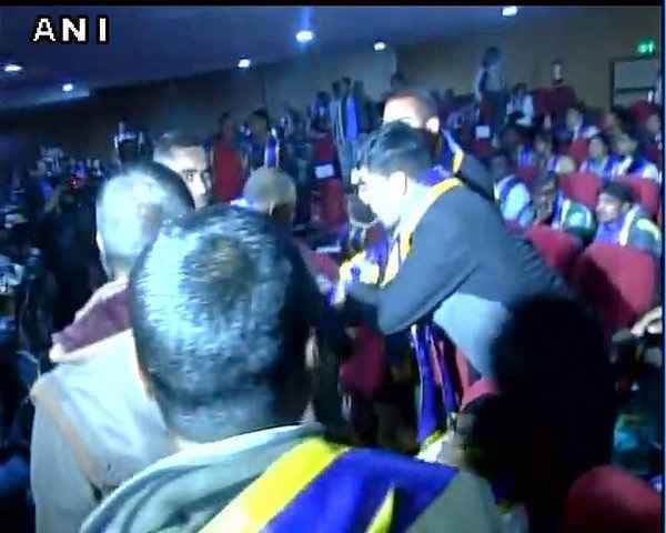 दीक्षांत समारोह में लगे नरेंद्र मोदी मुर्दाबाद के नारे