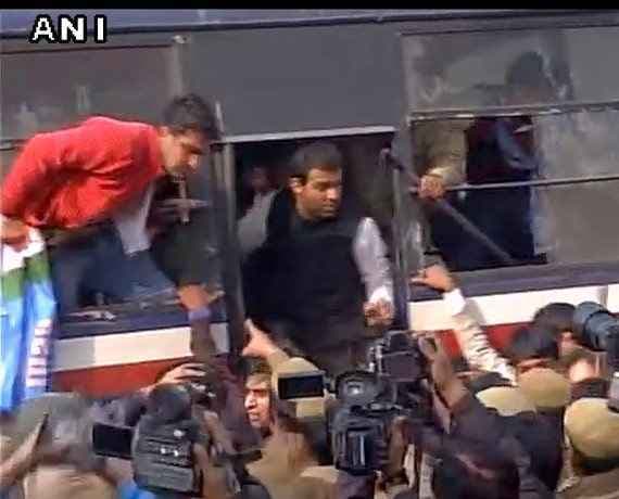 एनएसयूआई छात्रों ने की ईरानी, दत्तात्रेय के इस्तीफे की मांग, प्रदर्शन