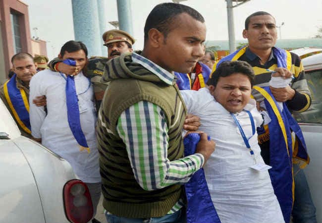 दलित छात्रों के उत्पीड़न के विरोध में की नारेबाजी