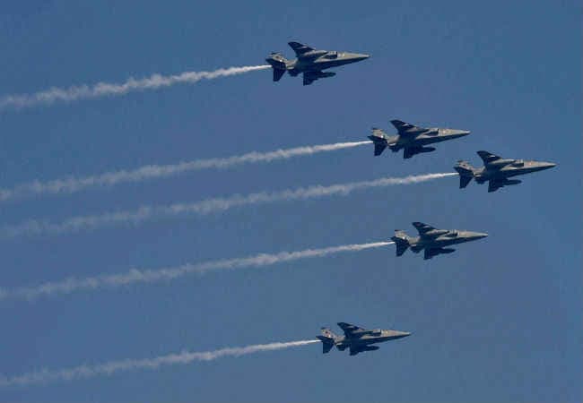 FIRST TIME देश के सामने पेश हुआ लड़ाकू विमान तेजस