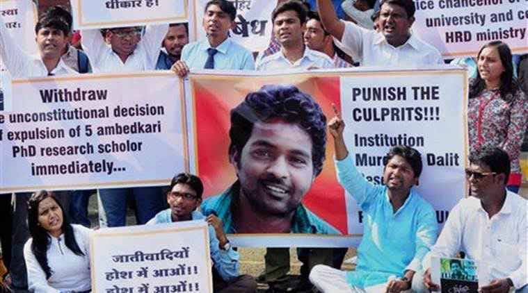 आत्महत्या पर आंदोलन : विश्वविद्यालय के सात छात्र अस्पताल में भर्ती