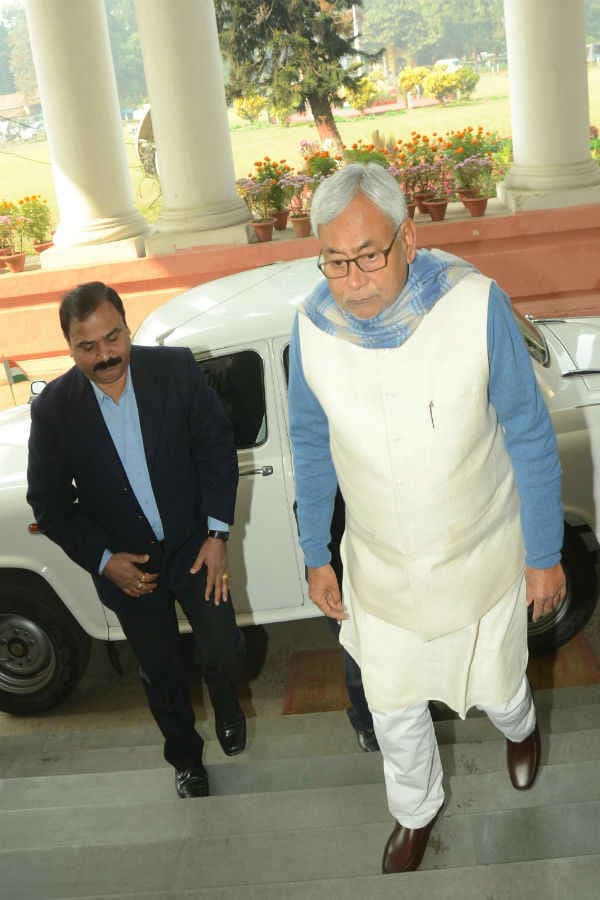 बिहार कैबिनेट का फैसला : 31 मार्च को देशी शराब नष्ट करेगी नीतीश सरकार