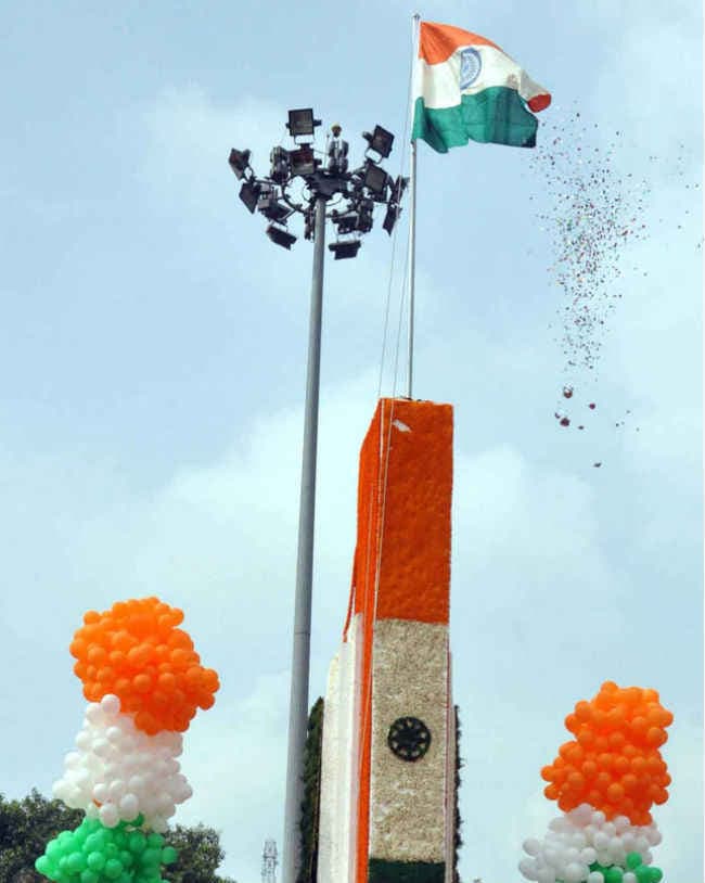 गांधी मैदान में कोविंद ने फहराया तिरंगा कहा- बिहार में कानून का राज स्थापित