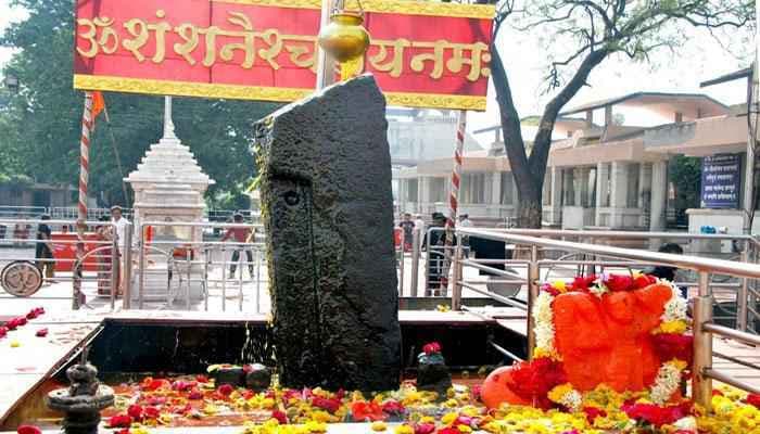 शनि शिंगणापुर मंदिर मामला : महिलाओं को मिला महंत नरेंद्र गिरि, फडणवीस और स्वामी का समर्थन