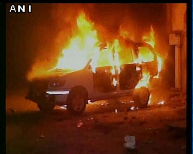 हाजीपुर में मंदिर हटाने को लेकर हिंसक झड़प, HC ने लगाई रोक