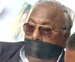 रोहित वेमुला खुदकुशी मामला : प्रदर्शन कर रहे छात्रों को पुलिस ने हिरासत में लिया