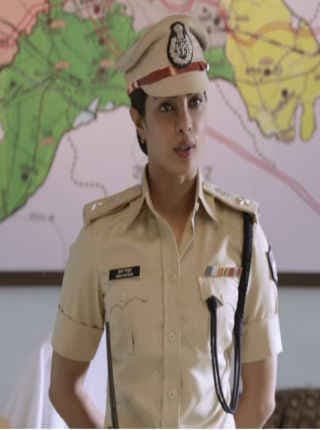 ''जन गण मन...'' गाकर प्रियंका ने किया महिला पुलिस को सलाम, वीडियो
