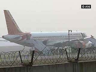 नयी दिल्ली से काठमांडू जाने वाले दो विमान में बम की धमकी, सुरक्षा जांच में निकली अफवाह