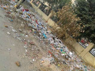 MCD की हड़ताल जारी, दिल्ली सरकार ने गंदगी साफ करने के लिए किया टास्क फोर्स का गठन