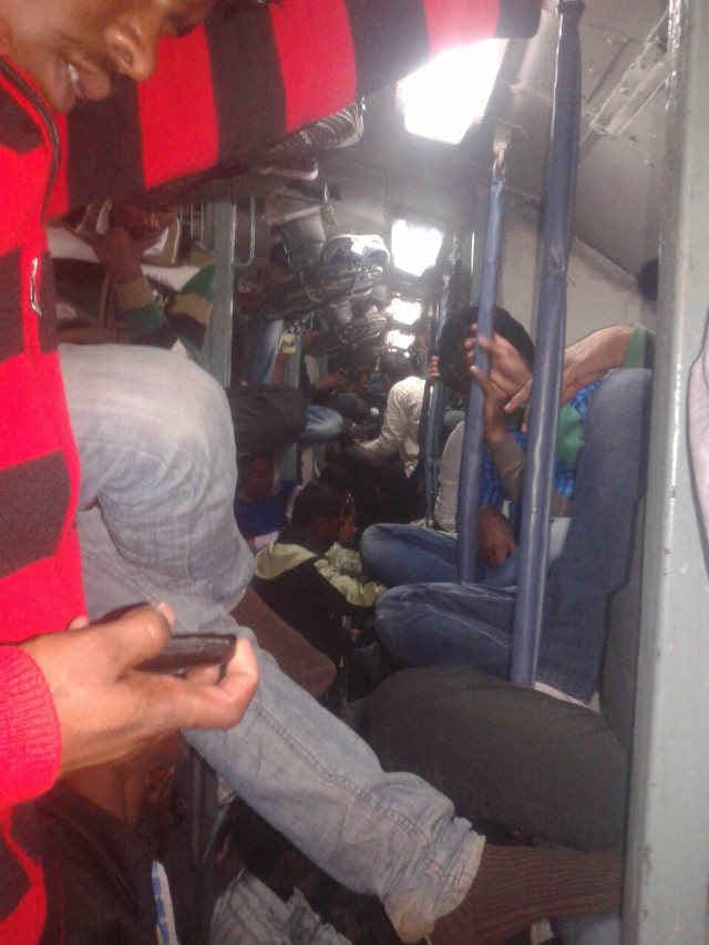 भागलपुर-रांची वनांचल एक्सप्रेस में छात्रों का हंगामा, 300 यात्री नहीं हो सके सवार, देखें तसवीरें