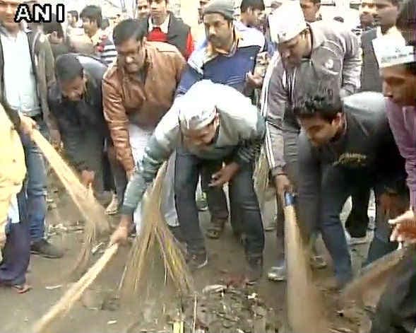 दिल्ली : MCD कर्माचारियों की मांगों के समर्थन में उतरे केजरीवाल