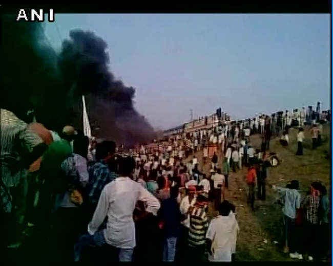 आंध्र प्रदेश: कापू समुदाय का प्रदर्शन हुआ हिंसक, ट्रेन में आग लगाई गई