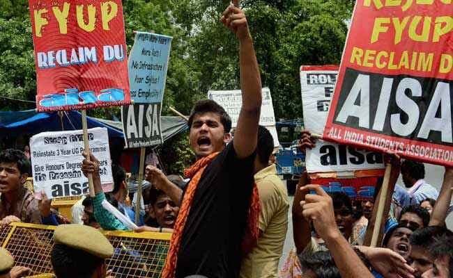 दिल्ली पुलिस ने की आईसा की छात्राओं की पिटाई, वीडियो वायरल