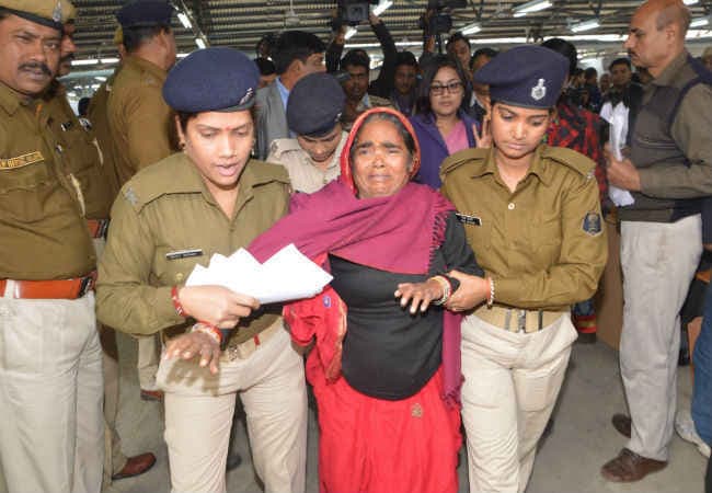 जब नीतीश के जनता दरबार में धरने पर बैठी महिला